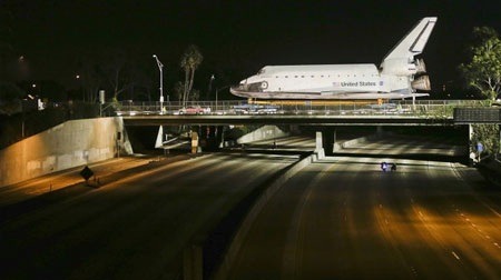 Khi tàu vũ trụ Mỹ “bò” trên phố - 7 Endeavour trên các đại lộ của Los Angles để tới Trung tâm khoa học California.