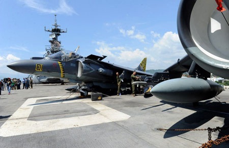 Philippines-Mỹ bắt đầu tập trận đổ bộ ở Vịnh Subic - 1 Chiến đấu cơ trên tàu tàu USS Bonhomme Richard của Mỹ tại Vịnh Subic, Philippines, ngày 8/10.