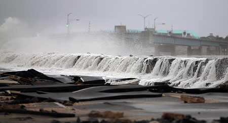 Nước biển vẫn tiếp tục tràn vào đại lộ Ocean, Avalon, New Jersey vào ngày thứ ba.