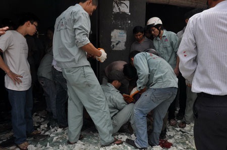 Hàng trăm tấm kính rơi xuống đường đè người dân - 3 Nạn nhân được đưa ra khỏi đống kính và chuyển đi cấp cứu