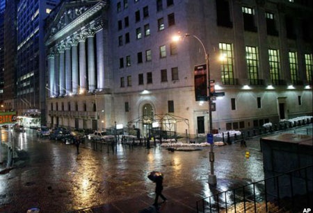 Miền đông nước Mỹ tê liệt vì bão Sandy - 13 Trụ sở thị trường chứng khoán ở New York được che chắn thêm bằng các bao cát.