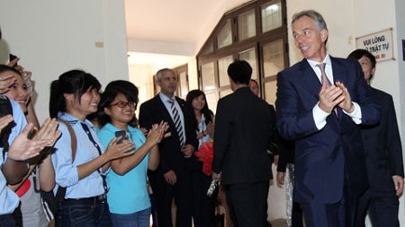 Tony Blair “truyền” kinh nghiệm cho SV ngoại giao Hà Nội - 3 Ông Tony Blair đến Học việc Ngoại giao trong sự chào đón nhiệt tình của các bạn trẻ