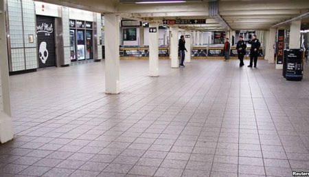 Miền đông nước Mỹ tê liệt vì bão Sandy - 14 Cảnh sát New York kiểm tra lần cuối trạm xe điện ngầm Quảng trường Thời đại.