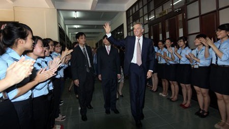Tony Blair “truyền” kinh nghiệm cho SV ngoại giao Hà Nội - 4 Ông Tony Blair đến Học việc Ngoại giao trong sự chào đón nhiệt tình của các bạn trẻ