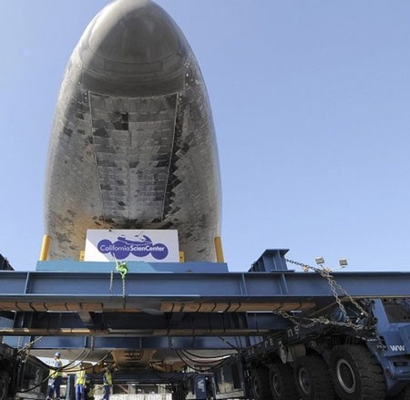 Khi tàu vũ trụ Mỹ “bò” trên phố - 9 Endeavour trên các đại lộ của Los Angles để tới Trung tâm khoa học California.