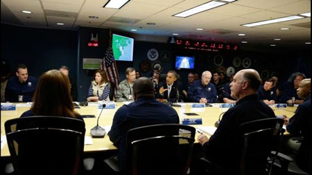 Miền đông nước Mỹ tê liệt vì bão Sandy - 15 Tổng thống Obama họp với giới chức trách quản lý thiên tai ngày 28/10, trước khi bão đổ bộ.