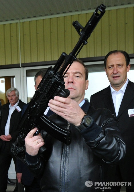 Thủ tướng Nga Medvedev trổ tài bắn súng - 5 Thủ tướng Nga Medvedev trổ tài bắn súng