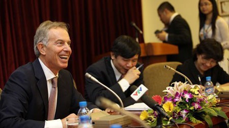 Tony Blair “truyền” kinh nghiệm cho SV ngoại giao Hà Nội - 8 Cựu Thủ tướng Anh Tony Blair là một chính trị gia thân thiện