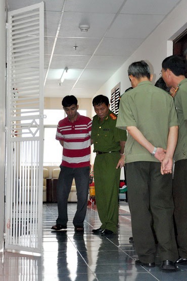 Cô giáo nghỉ hưu bị sát hại - 1 Công an xem xét hiện trường vụ án - Ảnh: Đ.Hà