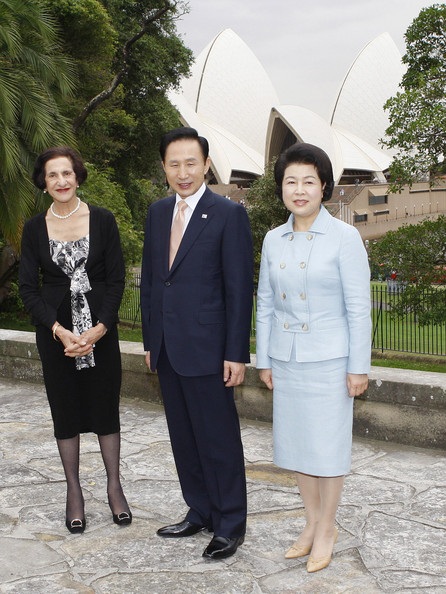 Đến lượt Đệ nhất phu nhân Hàn Quốc bị thẩm vấn - 1 Bà Kim Yoon-Ok tháp tùng chồng trong một chuyến công du Australia.
