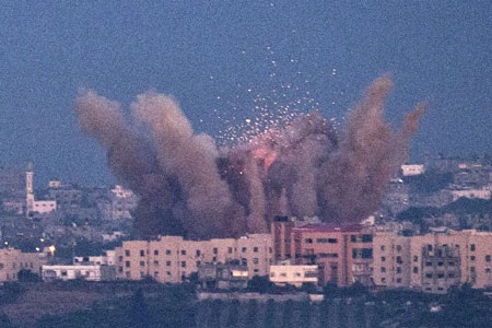 Israel không kích san phẳng trụ sở đầu não của Hamas - 1 Một vụ không kích dải Gaza của Israel nhìn từ Israel.