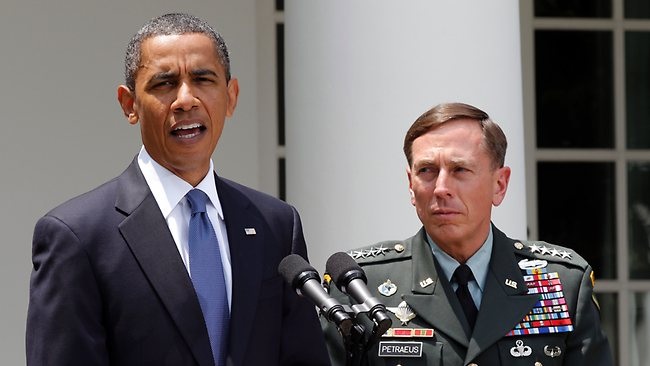 Tổng thống Obama và giám đốc CIA Petraeus trong bức ảnh trước khi vụ bê bối ngoại tình vỡ lở.
