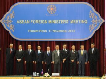 ASEAN lập “đường dây nóng” về Biển Đông với Trung Quốc - 1 Các Ngoại trưởng của khối ASEAN tại cuộc họp thượng đỉnh Phnom Penh, 17/11/2012.