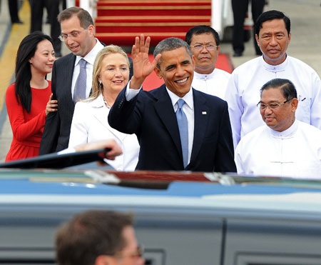 Obama tới Myanmar, mở rộng “bàn tay hữu nghị” - 4 Rừng người xếp hàng hai bên đường đón chào Obama.