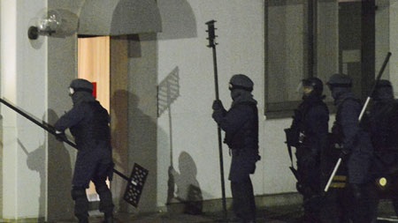 Cảnh sát chuẩn bị đột nhập giải cứu con tin