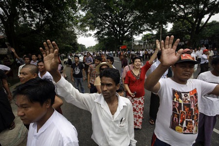 Hàng ngàn người dân đã đứng hai bên đường vẫy cờ hòa, khi đoàn xe hộ tống của Tổng