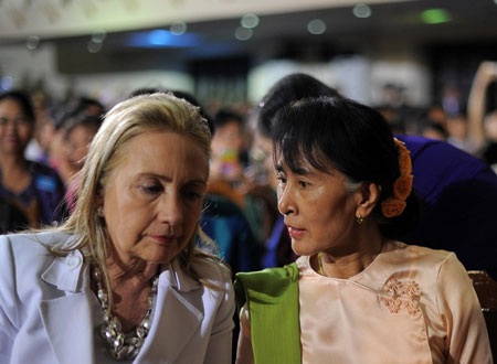 Hàng ngàn người dân đã đứng hai bên đường vẫy cờ hòa, khi đoàn xe hộ tống của Tổng