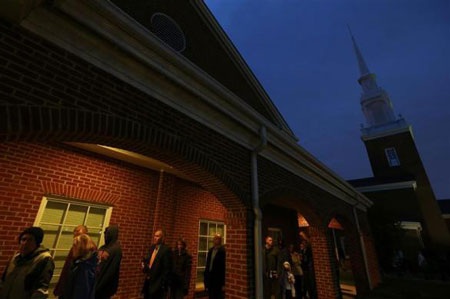 Cử tri Mỹ xếp hàng đi bỏ phiếu