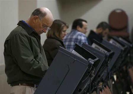 Cử tri Mỹ xếp hàng đi bỏ phiếu