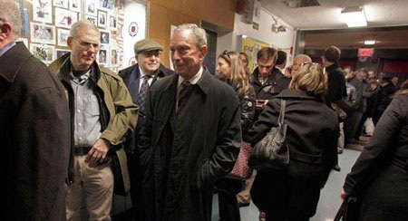 Thị trưởng New York Michael Bloomberg (thứ hai bên trái) xếp hàng đợi bỏ phiếu ở New York.