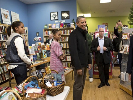Tổng thống Obama đã cùng 2 cô con gái Sasha và Malia tới hiệu sách ở