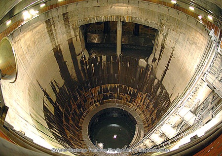 Một trong những chiếc giềng khổng lồ sâu tới 70m để chứa nước ngập.