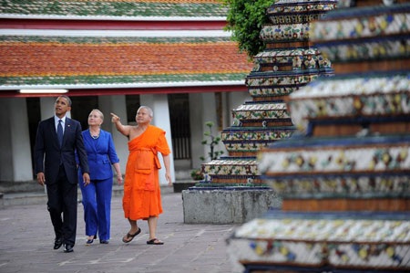 Obama cởi giày, thăm chùa ở Thái Lan - 3 Phan Anh