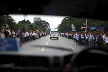 Obama tới Myanmar, mở rộng “bàn tay hữu nghị” - 2 Vẫy cờ Mỹ và cờ