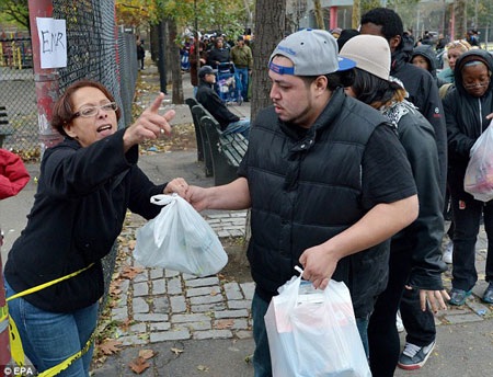 Ảnh sốc dân New York lục thùng rác tìm đồ ăn sau siêu bão - 3 Khu Lower East Side và