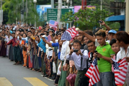 Obama tới Myanmar, mở rộng “bàn tay hữu nghị” - 3 Rừng người xếp hàng hai bên đường đón chào Obama.