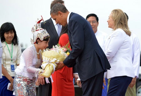 Obama tới Myanmar, mở rộng “bàn tay hữu nghị” - 1 Tổng thống Obama được đón tiếp nồng nhiệt khi đặt chân tới Myanmar.