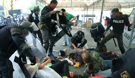 Đụng độ trong cuộc biểu tình ở Bangkok, 11 người bị thương - 1 Cảnh sát bắt giữ những người biểu tình quá khích ở