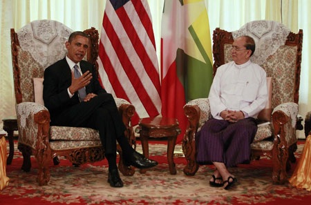 Hàng ngàn người dân đã đứng hai bên đường vẫy cờ hòa, khi đoàn xe hộ tống của Tổng