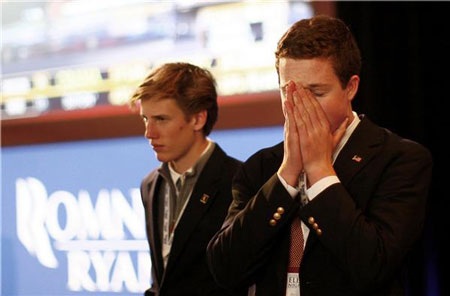 Người ủng hộ Romney căng thẳng khi theo dõi kết quả kiểm phiếu.