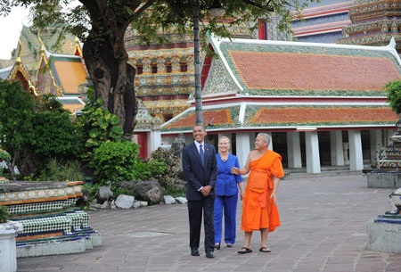 Obama cởi giày, thăm chùa ở Thái Lan - 7 Phan Anh