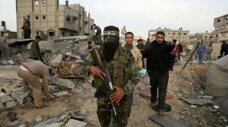 Israel phá hủy xưởng sản xuất máy bay do thám ở Gaza - 3 Đường phố Gaza sau một vụ không kích của Israel.
