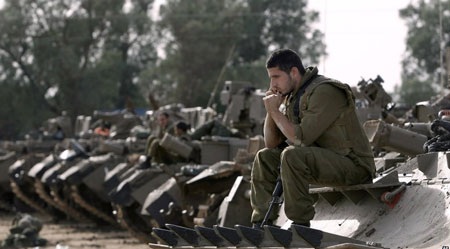 Israel phá hủy xưởng sản xuất máy bay do thám ở Gaza - 2 75.000 lính dự bị Israel đã sẵn sàng cho một cuộc đổ bộ vào Gaza.