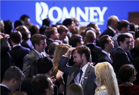 Người ủng hộ Romney căng thẳng khi theo dõi kết quả kiểm phiếu.