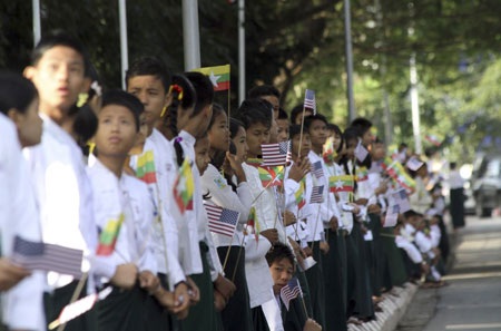 Hàng ngàn người dân đã đứng hai bên đường vẫy cờ hòa, khi đoàn xe hộ tống của Tổng