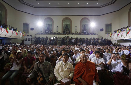Hàng ngàn người dân đã đứng hai bên đường vẫy cờ hòa, khi đoàn xe hộ tống của Tổng