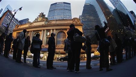 Dân Mỹ giận dữ vì phải xếp hàng dài mua nhiên liệu sau bão - 6 Xếp hàng dài chờ xe buýt ở Manhattan.