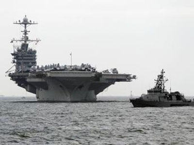 Một tàu tuần duyên của Philippines bên cạnh hàng không mẫu hạm Mỹ George Washington tại cảng Manila