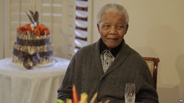 Cựu Tổng thống Nam Phi Mandela nhập viện - 1 Cựu Tổng thống Nam Phi Mandela trong ngày sinh nhật mới đây, 18/7.