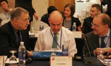 Điều ngạc nhiên của tướng Pháp về “hộ chiếu lưỡi bò” - 1 Tướng Daniel Schaeffer tại Hội thảo Biển Đông năm 2011. Ảnh Huỳnh Phan