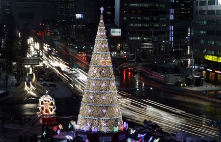 Chiêm ngưỡng những cây thông Giáng sinh nổi bật nhất thế giới - 1 Cây thông Noel được thắp sáng để mừng lễ Giáng sinh đang tới gần tại Tòa thị chính Seoul, Hàn Quốc.