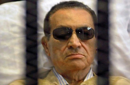 Do sức khỏe yếu, cựu Tổng thống Mubarak từng nằm trên cáng để đến hầu tòa.