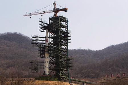 Triều Tiên thay tầng tên lửa, có thể vẫn phóng như kế hoạch - 1 Tên lửa của Triều Tiên trong vụ phóng hồi tháng 4 năm nay.