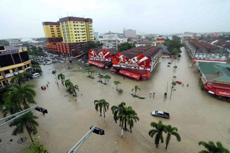 Malaysia: Mưa lớn gây vỡ đập, hàng ngàn người tháo chạy - 1 Đường phố ở Kuantan, Pahang ngập ủm do mưa lớn kéo dài.