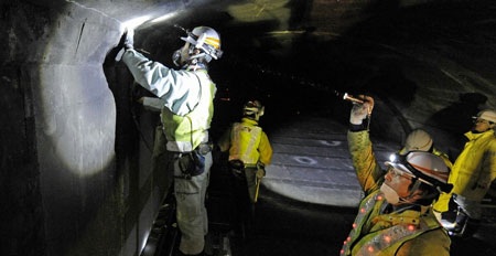 Các khối bê tông trên trần đường hầm bị sập theo hình chữ V.