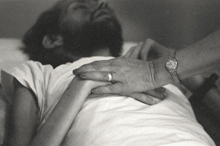 Một y tá nắm tay David trước khi anh trút hơi thở cuối cùng.